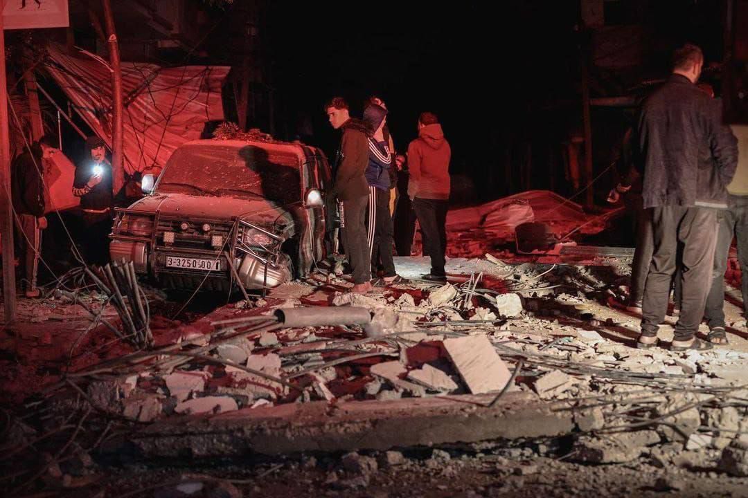 إصابات ودمار كبير بالمنازل جراء الغارات الصهيونية المتواصلة على مدينة خانيونس جنوب القطاع